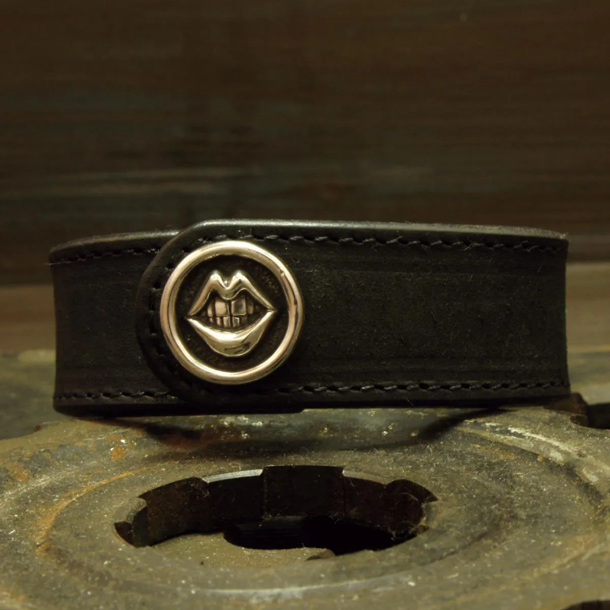 Fake smile Pride of WhiteCollar Leather Bangle
