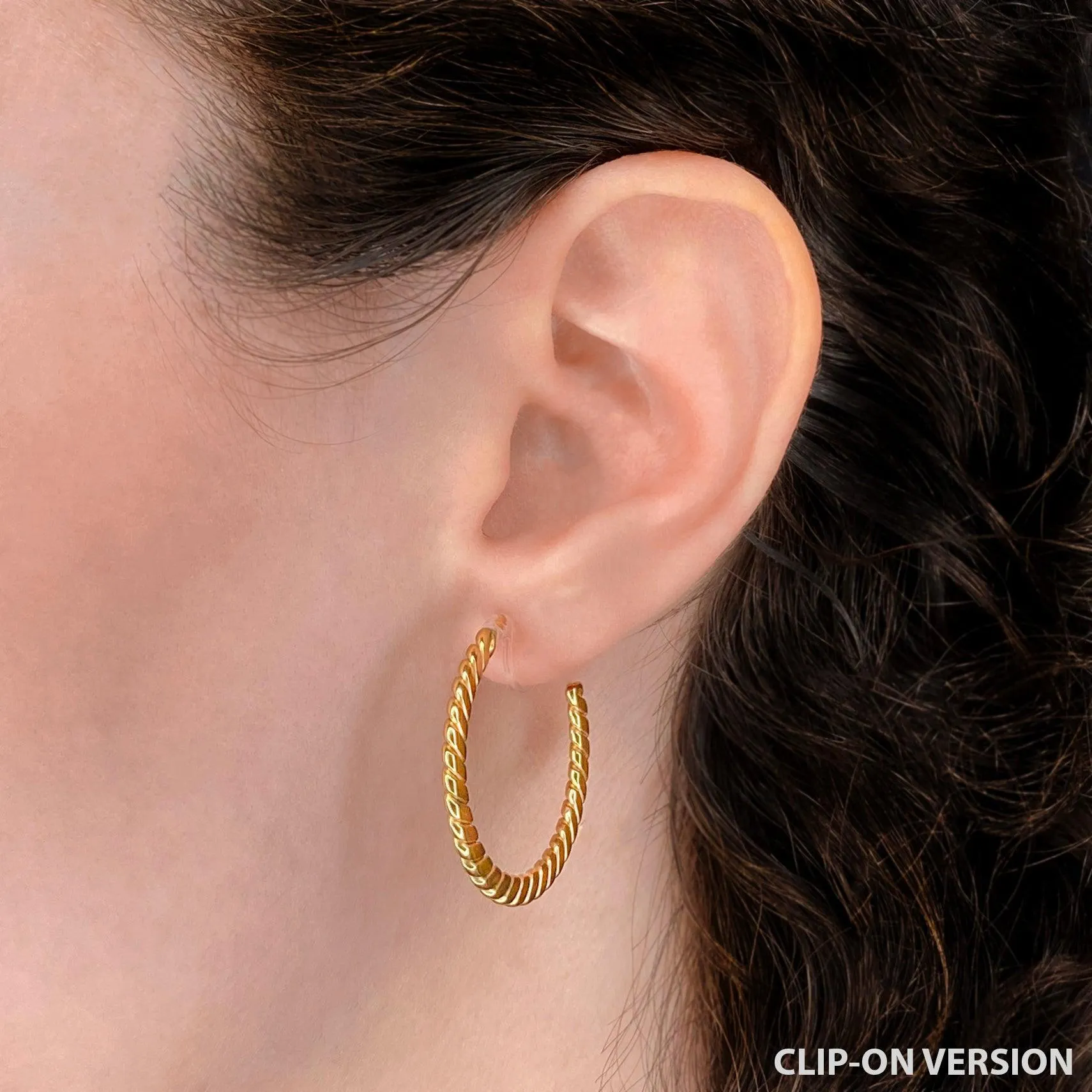 FLAT TWIST HOOP EARRINGS IN GOLD