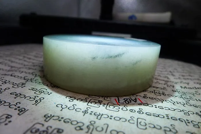 Natural Jade Rough Jadeite Raw (131g,5.4X1.7cm)