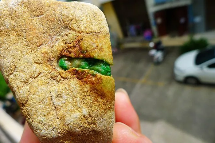 Natural Jade Rough Jadeite Raw (220g,7.8X4.3X4cm)