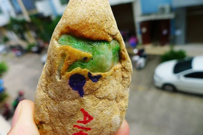 Natural Jade Rough Jadeite Raw (220g,7.8X4.3X4cm)