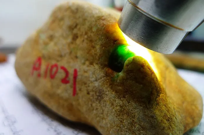 Natural Jade Rough Jadeite Raw (220g,7.8X4.3X4cm)
