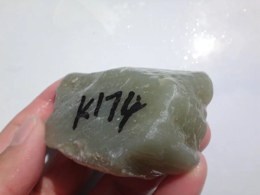 Natural Kunlun Jade Rough Nephrite Raw (135g, 6X3.5X2cm)