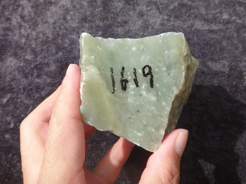 Natural Kunlun Jade Rough Nephrite Raw (671g, 9X7X6cm)