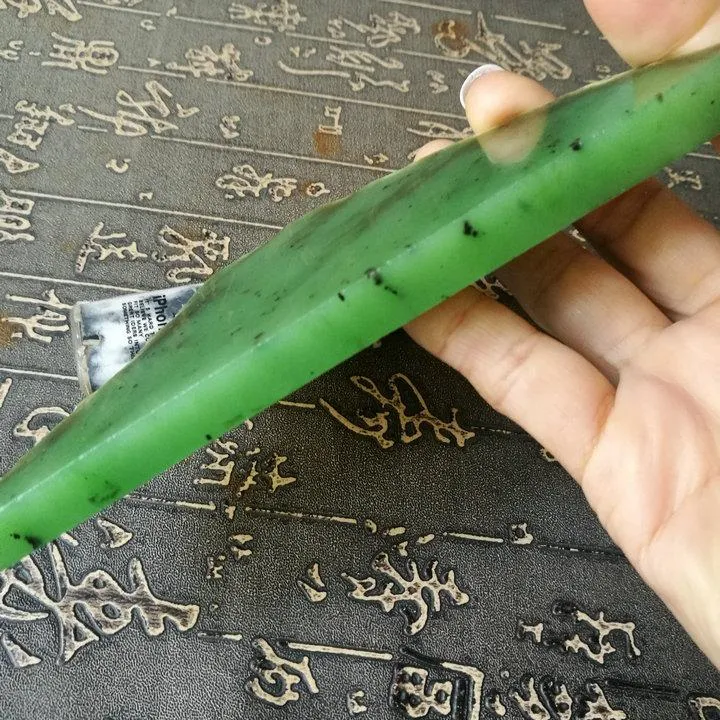 Natural Siberian Jade Rough Nephrite Raw (187g, 15X7X1cm)