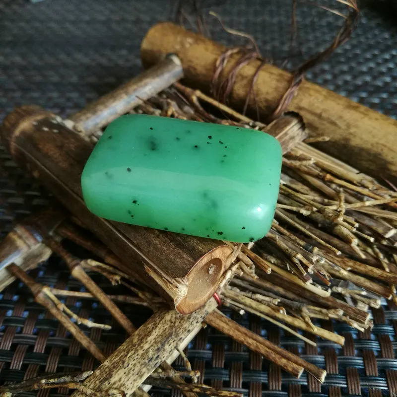 Natural Siberian Jade Rough Nephrite Raw (3.8X2.7X1.3cm)