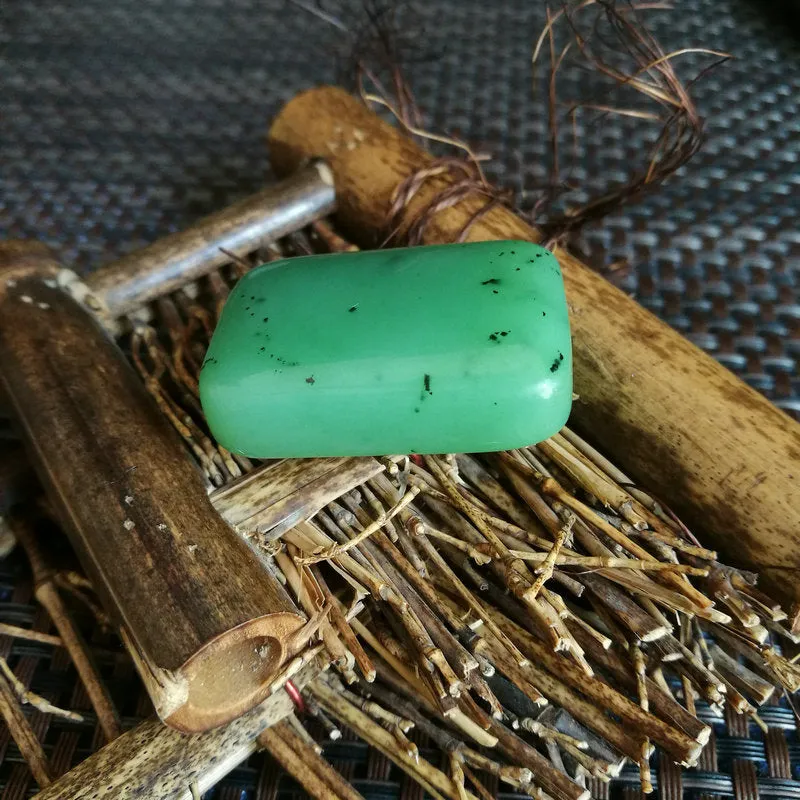 Natural Siberian Jade Rough Nephrite Raw (3.8X2.7X1.3cm)