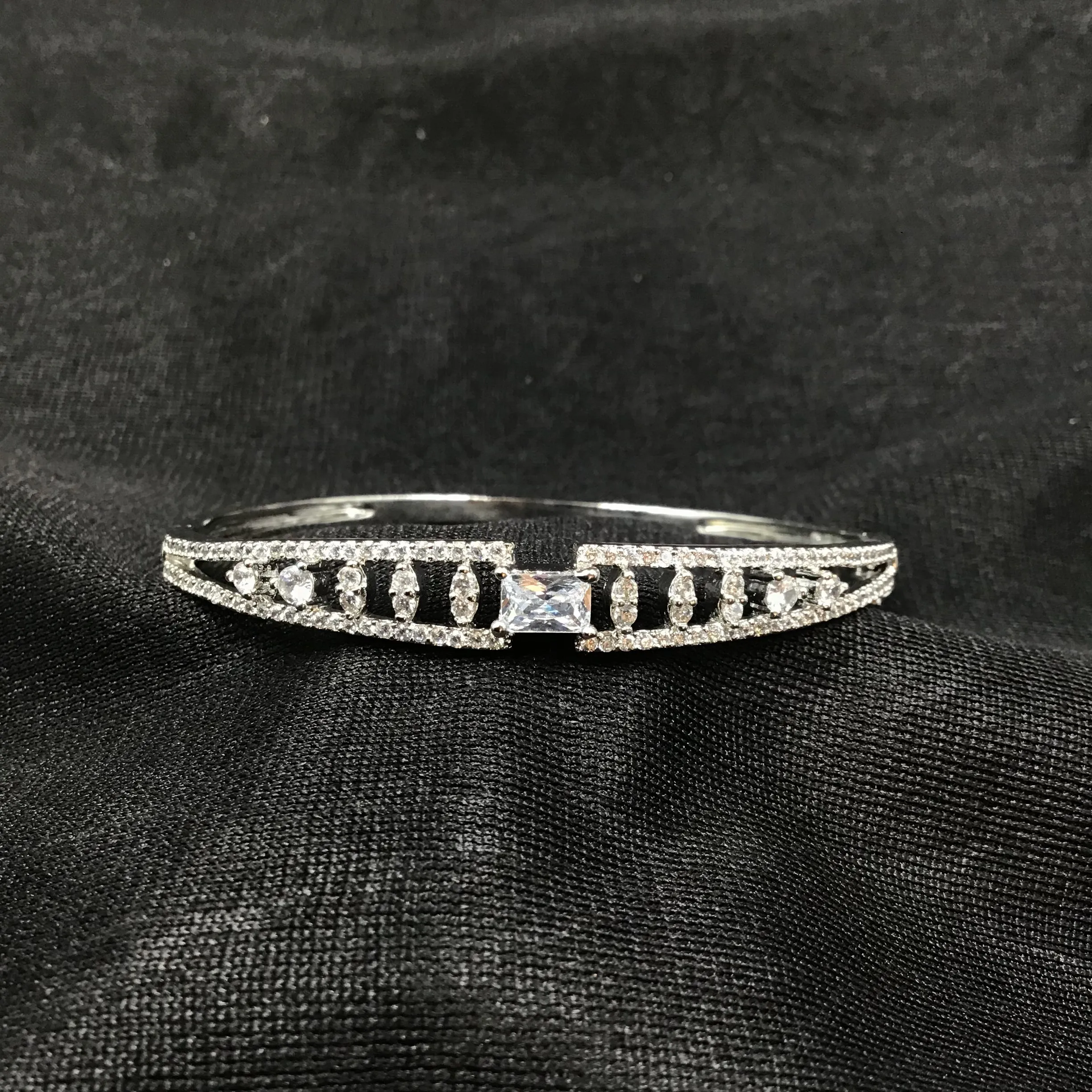 Openable Zircon/AD Bracelet 3221-11