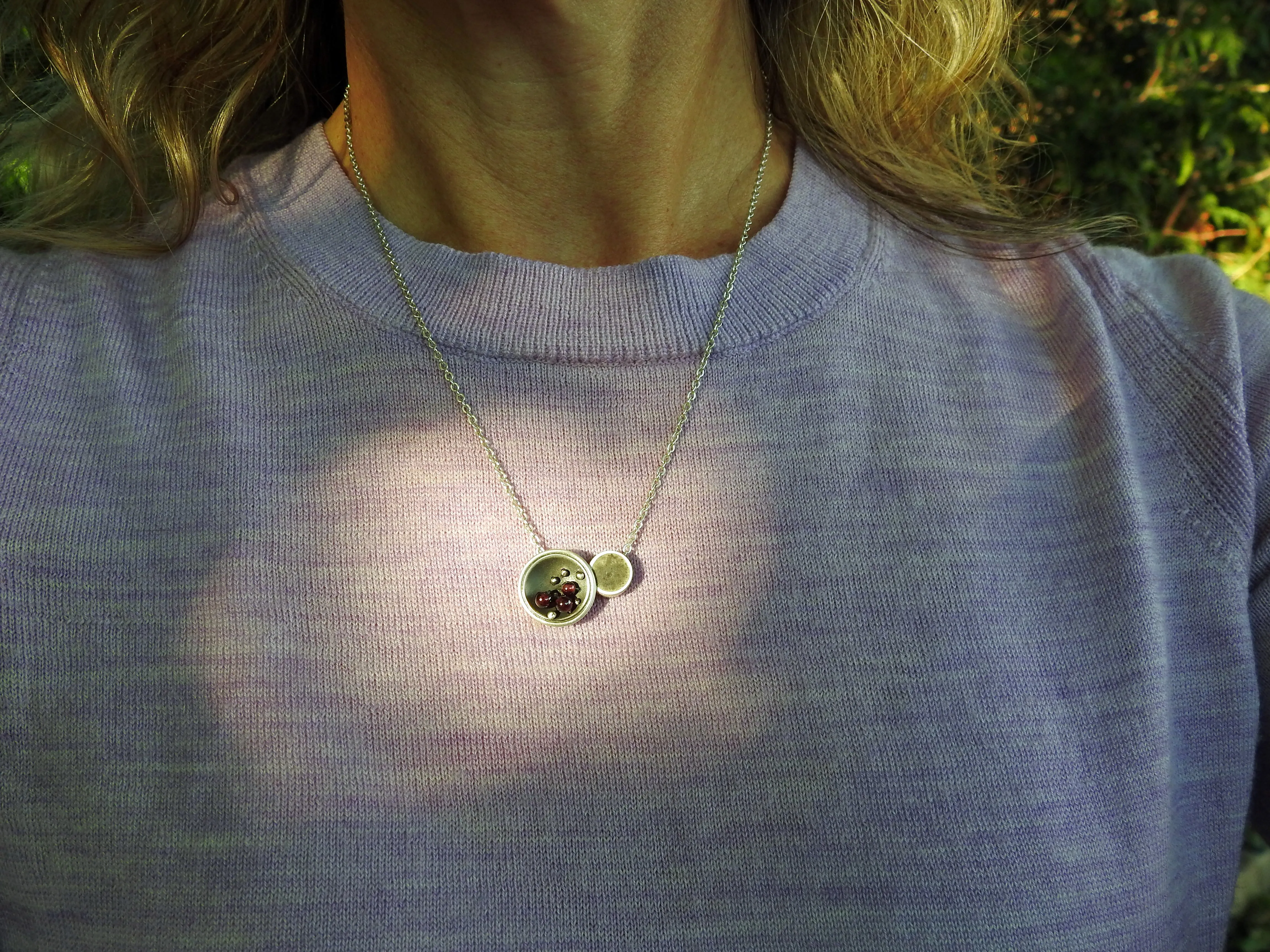 Seed garnet floater